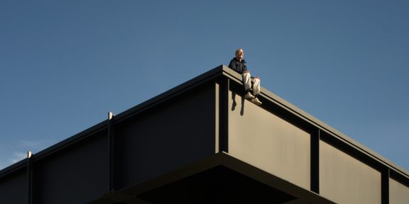Maurizio Cattelan alla Neue Nationalgalerie, Berlino © Peter Rigaud, 2025