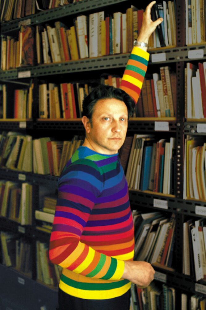 Nel suo studio romano di Piazza Nicosia 25 Enrico Crispolti indossa l'opera di Franco Summa, Sentirsi un Arcobaleno Addosso, 1975 © Archivio Enrico Crispolti