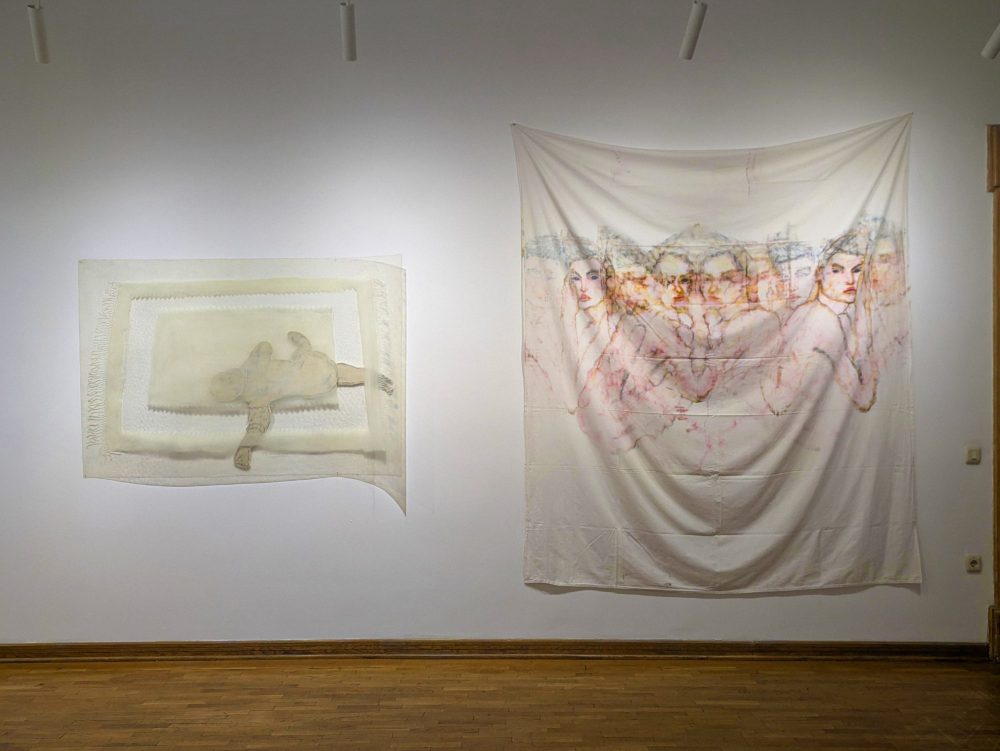 Opere di Maddalena Scuderoni e Giulia Apice nella mostra Connecting New Generations, a Belgrado, foto Belkisa Abdulovic