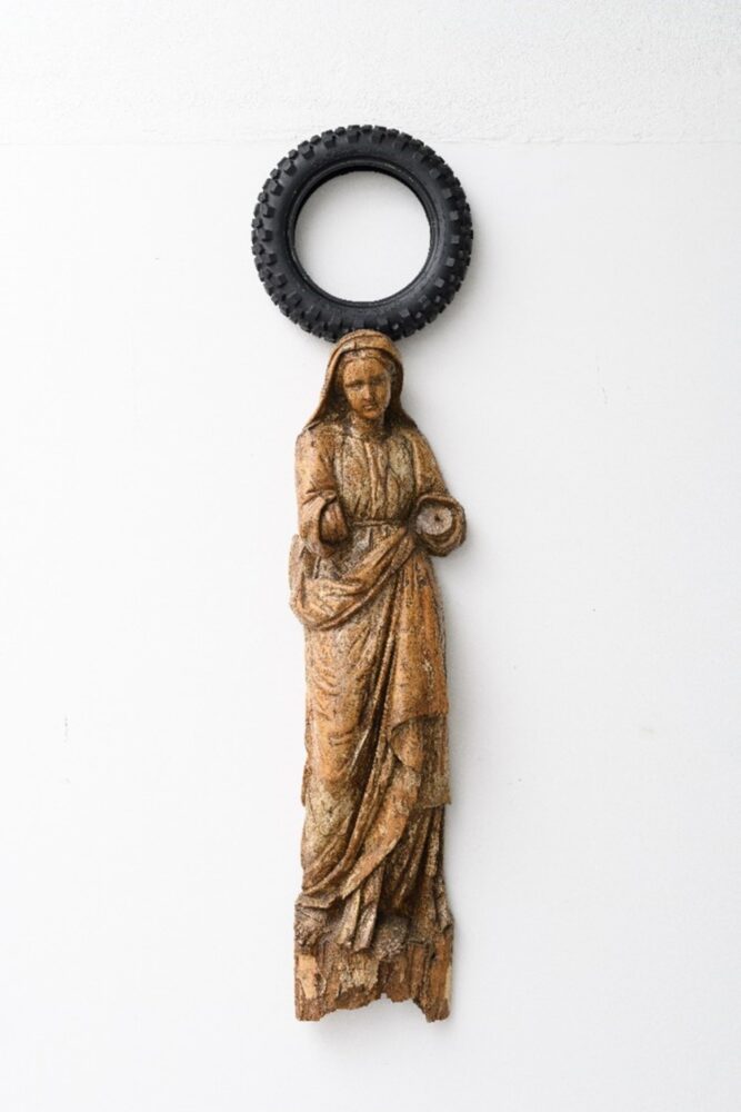 Paolo Canevari, Madonna 1998, scultura lignea secolo XV, pneumatico