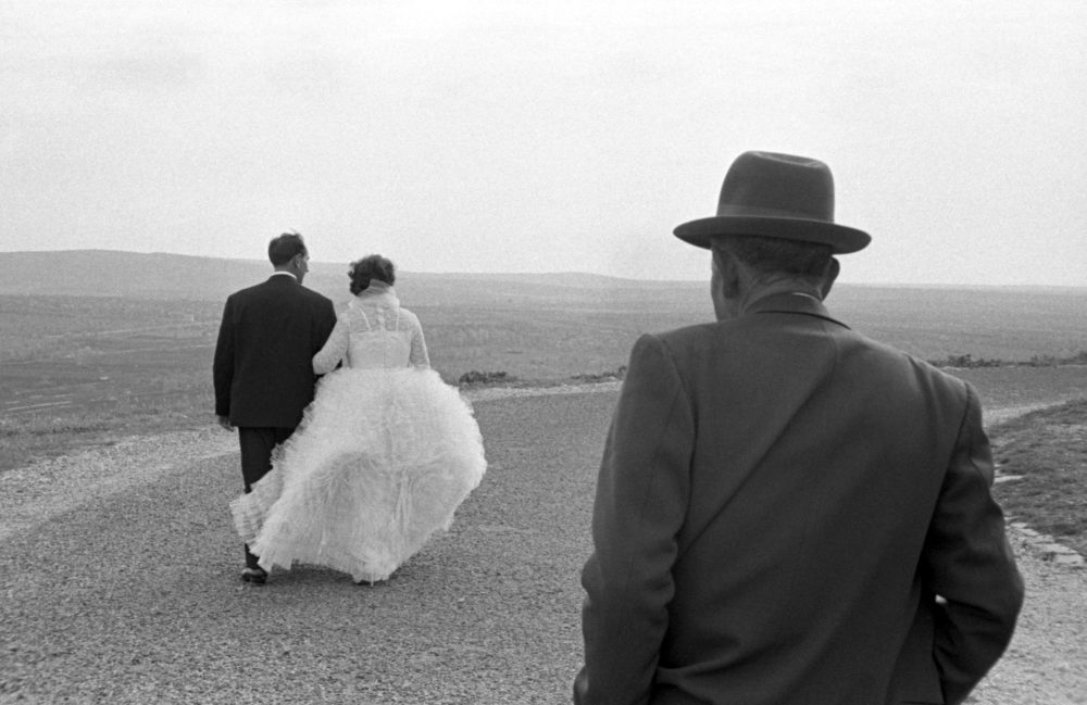 Paolo Di Paolo, Puglia, Trani, Il padre della sposa, Litorale di Trani (Puglia), 1959 ©Archivio Fotografico Paolo Di Paolo