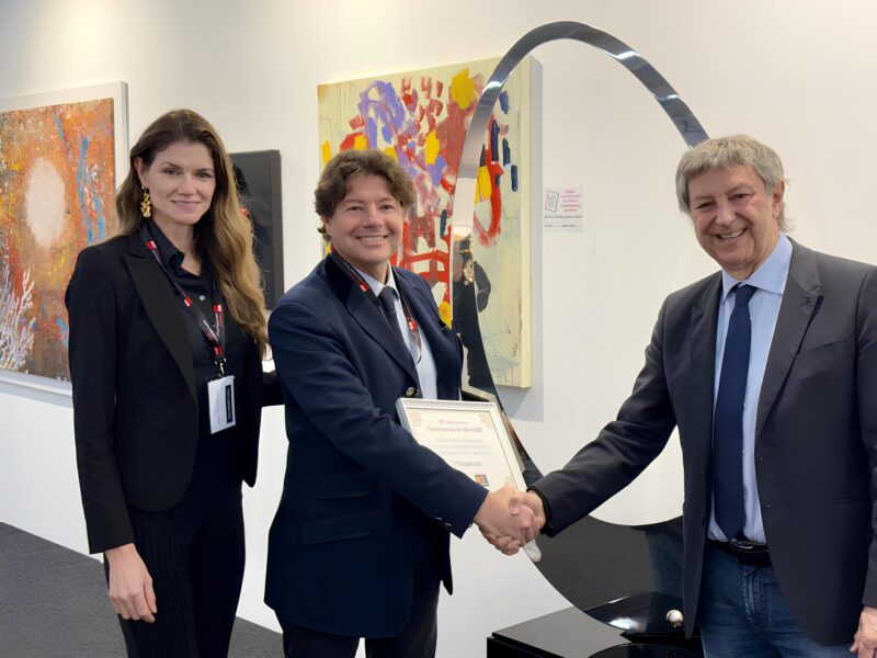 Il premio CAT a Gianpi Manzoni ritirato dal figlio Carlo Manzoni e da Elize Tomasi, consegnato da Nicola Rossi