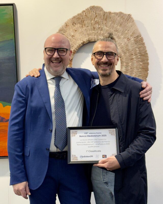 Federico Ferrarini (a destra) ritira il premio Banca Mediolanum