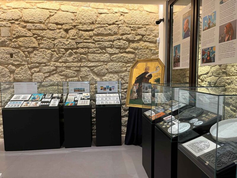 Scorci della mostra di Marco Ventura al Museo del francobollo e della moneta di San Marino