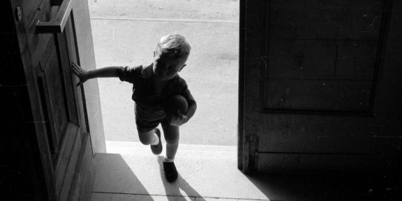 Sisto Sisti, Un bambino rientra a casa con la palla,1936-37 © Fototeca dell’Archivio provinciale di Bolzano - Sisto Sisti
