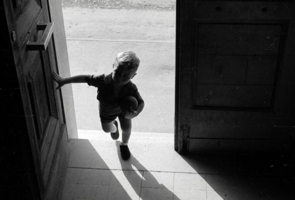 Sisto Sisti, Un bambino rientra a casa con la palla,1936-37 © Fototeca dell’Archivio provinciale di Bolzano - Sisto Sisti