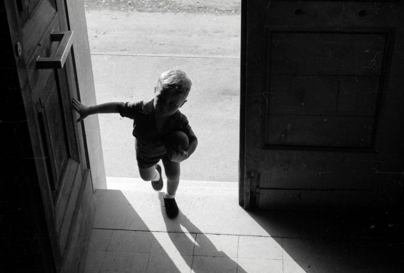 Sisto Sisti, Un bambino rientra a casa con la palla,1936-37 © Fototeca dell’Archivio provinciale di Bolzano - Sisto Sisti
