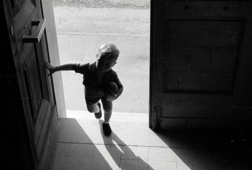 Sisto Sisti, Un bambino rientra a casa con la palla,1936-37 © Fototeca dell’Archivio provinciale di Bolzano - Sisto Sisti