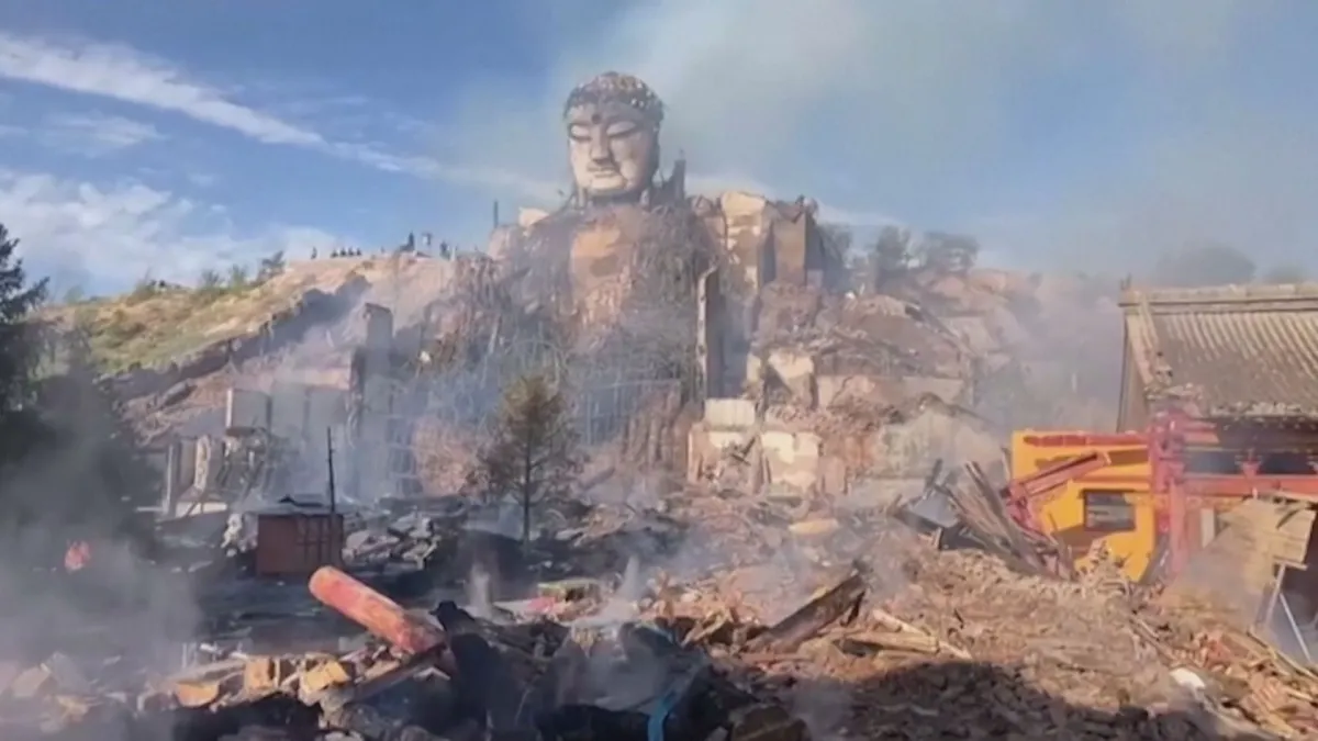 Un incendio distrugge parte dello storico Tempio Yongqing, in Cina