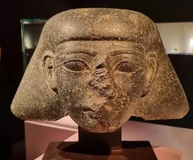 Il Grand Egyptian Museum apre e gli olandesi restituiscono un busto faraonico