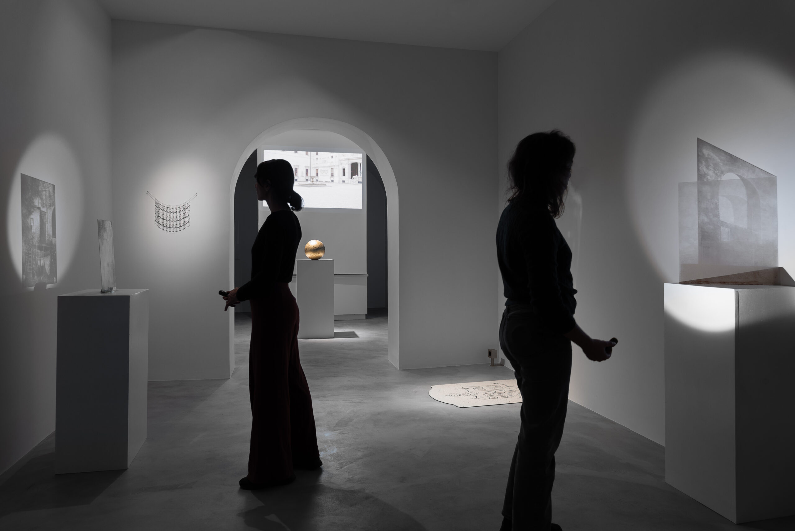 L’osservatorio del presente. Solitari in galleria