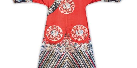 Lotto 10, ABITO DA CORTE FEMMINILE IN SETA ROSSA RICAMATO A FENICI, CINA, XIX SECOLO. Stima 2.4-3 mila euro - Wannenes Casa d'Aste