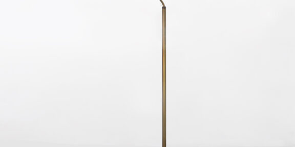 Lotto 127, Gio Ponti, lampada da terra estensibile ed orientabile mod. 1967 in ottone, metallo laccato e vetro trasparente. Stima 3,5-4,5 mila euro - Colasanti Casa d'Aste