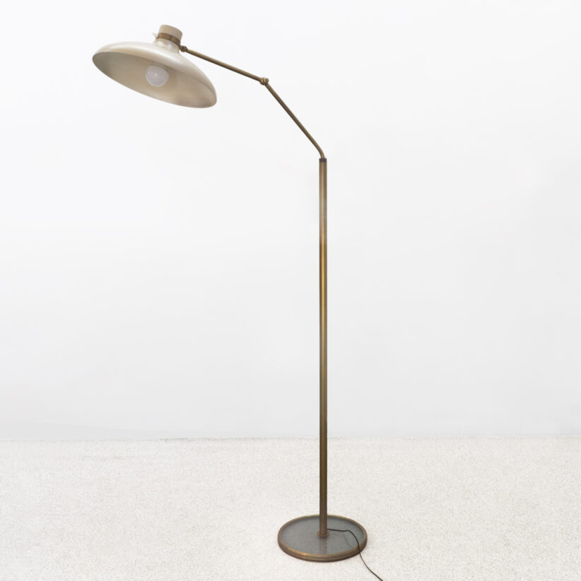 Lotto 127, Gio Ponti, lampada da terra estensibile ed orientabile mod. 1967 in ottone, metallo laccato e vetro trasparente. Stima 3,5-4,5 mila euro - Colasanti Casa d'Aste