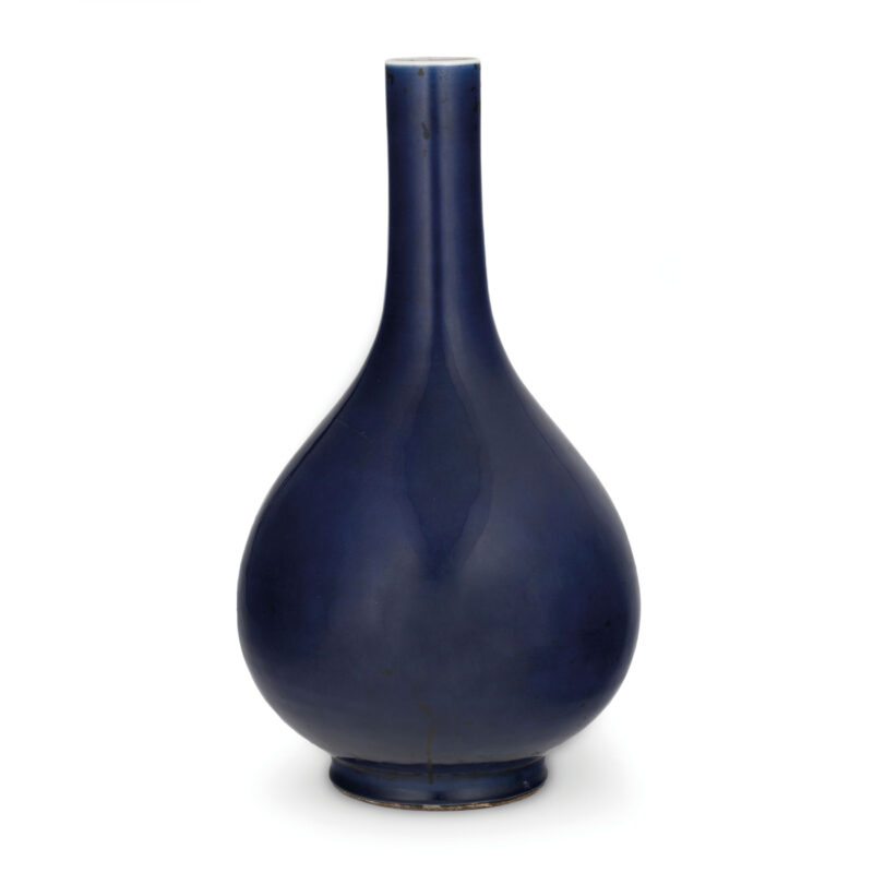 Lotto 18, GRANDE E RARO VASO A FORMA DI PERA IN PORCELLANA SMALTATO IN BLU-COBALTO, CINA, DINASTIA QING, MARCHIO E DEL PERIODO QIANLONG (1736-1795). Stima 5-8 mila euro - Wannenes Casa d'Aste