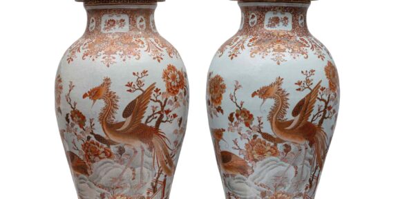 otto 21 Rara ed importante grande coppia di vasi con decoro di fenici in porcellana smaltata in rosso di ferro, grisaglia ed oro con coperchi (i coperchi probabilmente Samson), Cina, Dinastia Qing, Periodo Qianlong (1736-1795), Aggiudicazione € 100.150