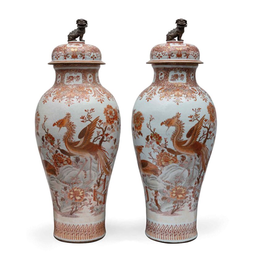 otto 21 Rara ed importante grande coppia di vasi con decoro di fenici in porcellana smaltata in rosso di ferro, grisaglia ed oro con coperchi (i coperchi probabilmente Samson), Cina, Dinastia Qing, Periodo Qianlong (1736-1795), Aggiudicazione € 100.150
