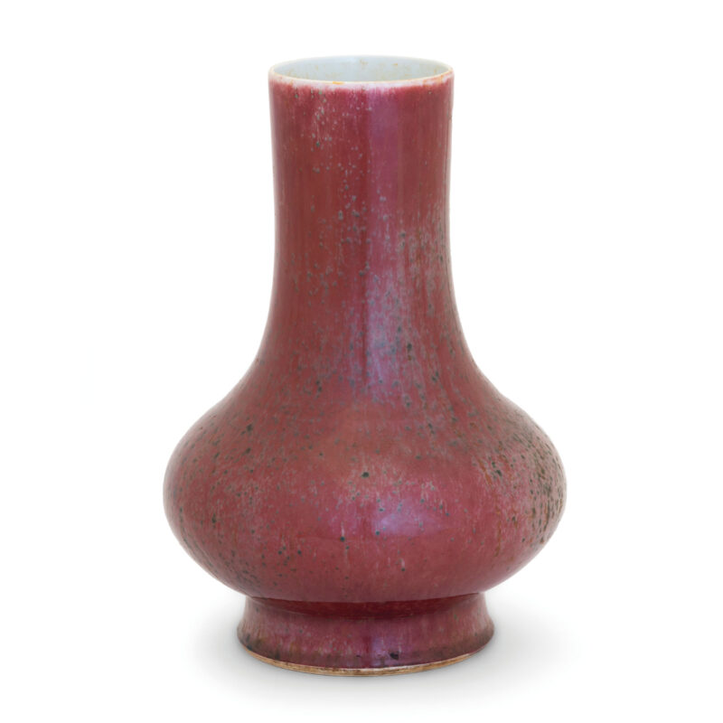 Lotto 38, RARO VASO A BOTTIGLIA IN PORCELLANA SMALTATA ROSSA TIPO PEACHBLOOM, CINA, DINASTIA QING, MARCHIO A SEI CARATTERI IN BLU SOTTO SMALTO E DEL PERIODO KANGXI (1665-1723). Stima 5-8 mila euro - Wannenes Casa d'Aste