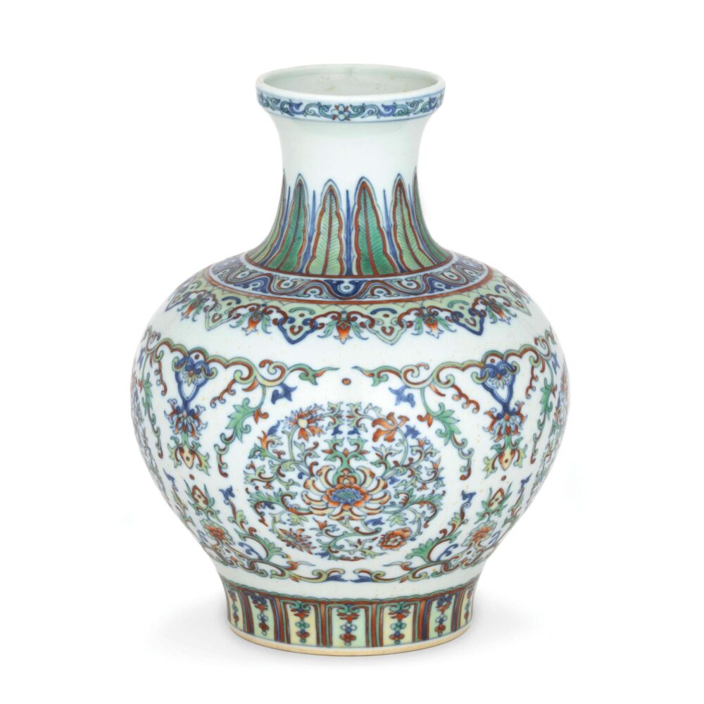 Lotto 53 Raro e pregiato vaso in porcellana Doucai a forma Hu, Cina, Dinastia Qing, marchio a sigillo Qianlong, probabilmente del periodo (1736–1795), Aggiudicazione € 12.650