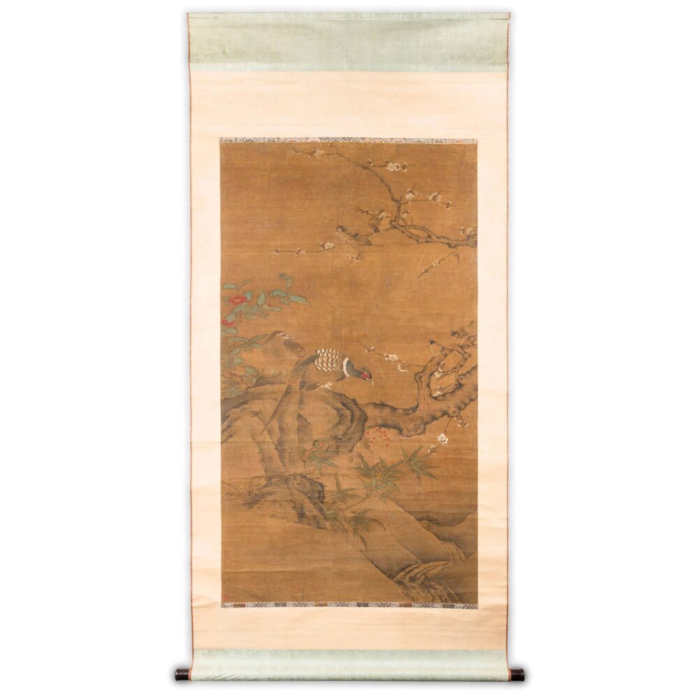 Lotto 8 Raro dipinto a scroll su seta, raffigurante uccelli e fiori, Cina, Dinastia Ming (1368-1644) Altezza 149 cm, larghezza 84 cm, Aggiudicazione € 10.775