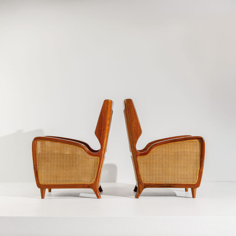 Lotto 92, Gio Ponti, Coppia di poltrone bergere mod. 489. Legno di noce, paglia di Vienna, tessuto imbottito. Produzione Cassina, anni '50. In corso di registrazione presso Gio Ponti Archives. Cm 92,5x69x70. Aggiudicato a € 35.150 - Wannenes Casa d'Aste