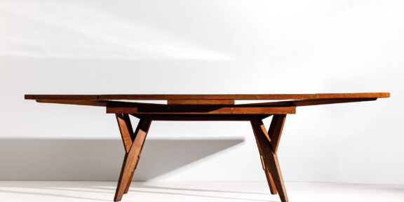 Lotto 96, Carlo Mollino, Tavolo a tiro. Legno di castagno, legno di rovere, paniforte, formica. Esecuzione Ettore Canali 1956 ca. Provenienza appartamento O. Casa del Sole Cervinia. Cm 80,5x160x79,5; aperto cm 80,5x269,5x79,5 Aggiudicato a € 81.400 - Wannenes Casa d'Aste