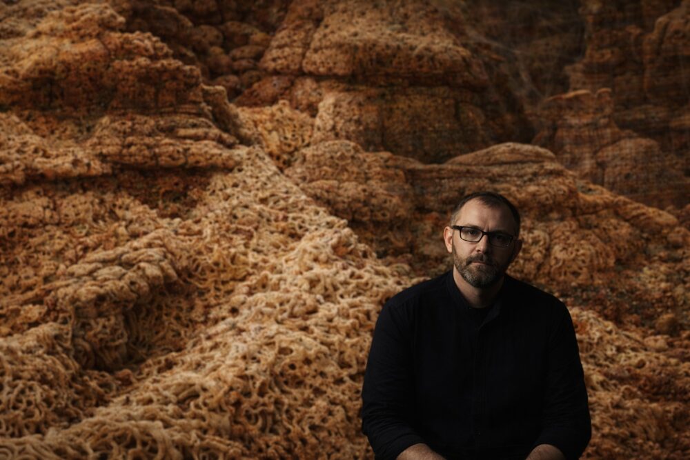 Angelo Musco, sul retro un frame dalla sua opera The Land of Scars