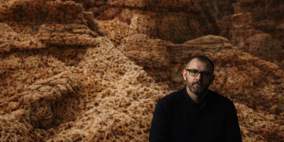 Angelo Musco, sul retro un frame dalla sua opera The Land of Scars