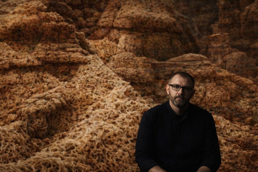 Angelo Musco, sul retro un frame dalla sua opera The Land of Scars