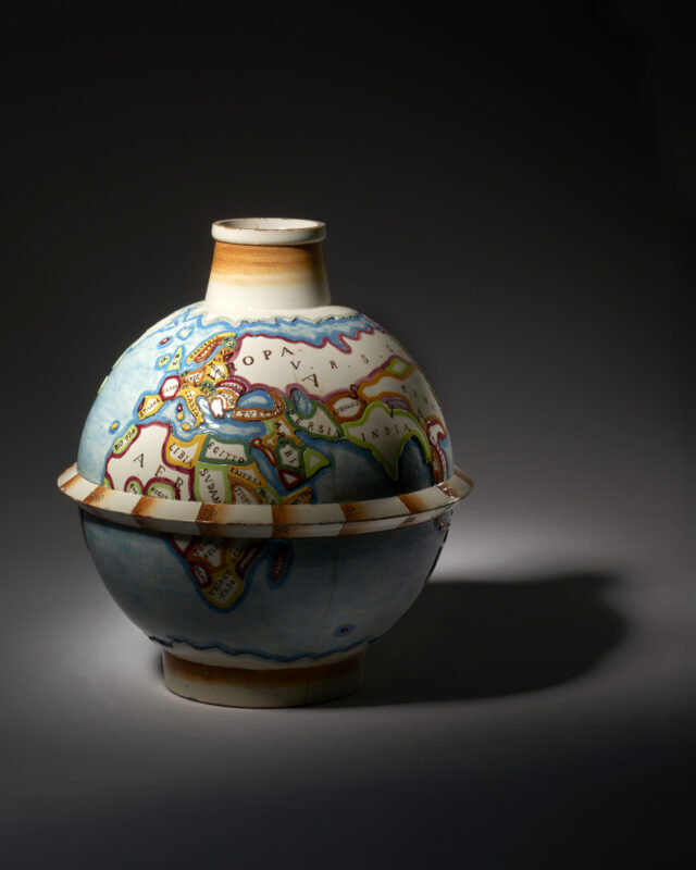 Lotto 109Gio Ponti ( Milano 1891 - 1979 ) "Mappamondo", Raro vaso della serie "Le mie terre". Esecuzione Richard Ginori, Milano, 1928-30. Corpo sferico con base cilindrica, collarino graduato con latitudine, collo troncoconico con orlo squadrato. Ceramica a colaggio graffita a mano e smaltata in policromia sotto vetrina, con indicazione dei nomi delle nazioni e confini incisi e a leggero rilievo. Firmato a graffito sotto la base, "Ginori / 1175 / MADE IN ITALY / Gio Ponti" e recante etichetta cartacea originale della manifattura, iscritta "dec. 369 E". (h cm 32). Venduto 28.160 euro Courtesy Il Ponte Casa d’Aste