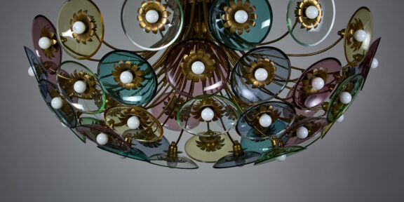 Lotto 58 Pietro Chiesa ( Milano 1892 - Parigi 1948 ) Grande lampadario. Esecuzione Fontana Arte, Milano, 1938ca. Struttura in ottone e diffusori in cristallo molato verde, azzurro, ametista, giallo, fumé. (h cm 135; d cm 85). Venduto 44.800 euro Courtesy Il Ponte Casa d’Aste