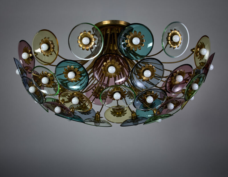 Lotto 58 Pietro Chiesa ( Milano 1892 - Parigi 1948 ) Grande lampadario. Esecuzione Fontana Arte, Milano, 1938ca. Struttura in ottone e diffusori in cristallo molato verde, azzurro, ametista, giallo, fumé. (h cm 135; d cm 85). Venduto 44.800 euro Courtesy Il Ponte Casa d’Aste