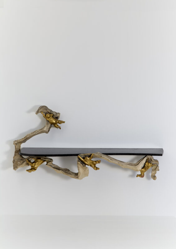 Lotto 61Osvaldo Borsani (1911-1985) e Lucio Fontana (1899-1968) Mensola-console decorata da gruppo scultoreo. Esecuzione Arredamenti Borsani, Varedo, 1950-51. Granito nero, legno e gesso dipinto e dorato. Venduto 435.200 euro Courtesy Il Ponte Casa d’Aste