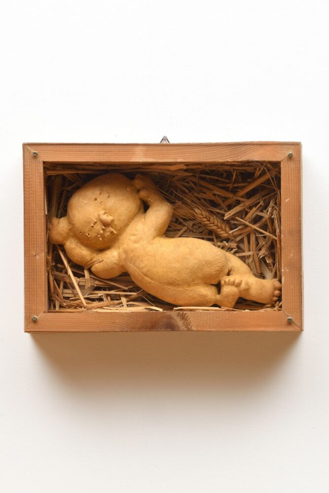 Attesa, 1977, pane, spiga e paglia in teca di legno, 20 × 30 × 8 cm