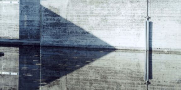 Guido Guidi, #17134, 02/20/2007, Guardando a Sudovest da Tomba Brion di Carlo Scarpa. Stampa a contatto C-print, 41,5 x 46,5 cm © Guido Guidi, courtesy Viasaterna