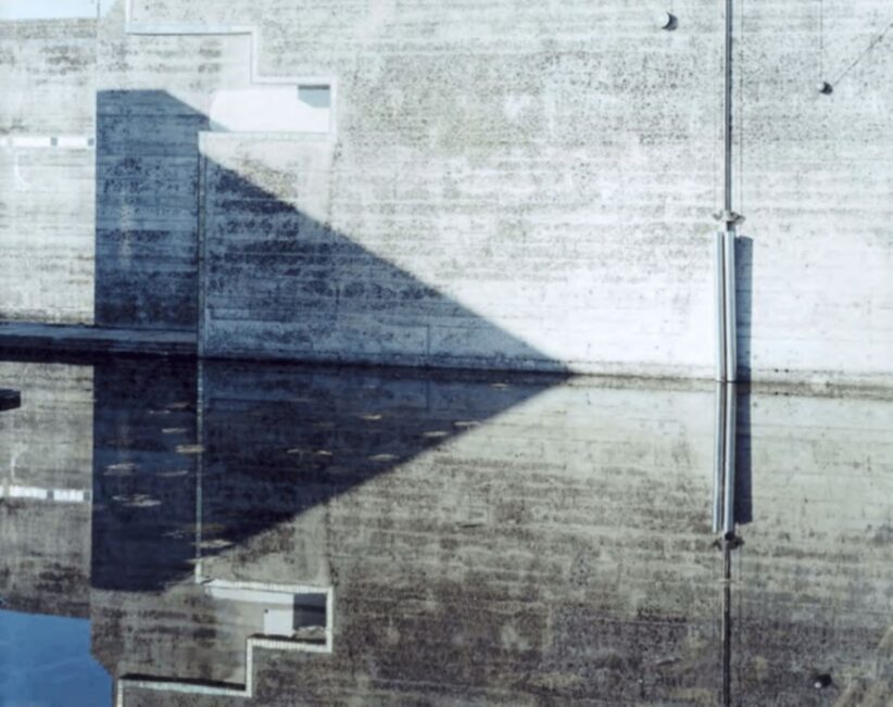 Guido Guidi, #17134, 02/20/2007, Guardando a Sudovest da Tomba Brion di Carlo Scarpa. Stampa a contatto C-print, 41,5 x 46,5 cm © Guido Guidi, courtesy Viasaterna