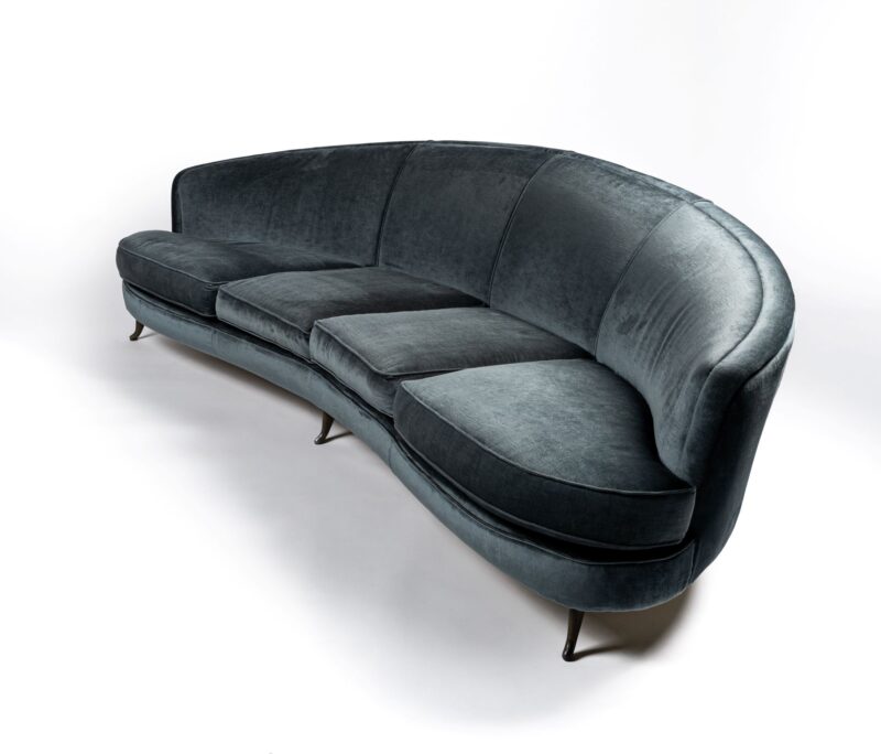 Giò Ponti, divano in velluto blu. 1950 circa, stima €8.000–10.000