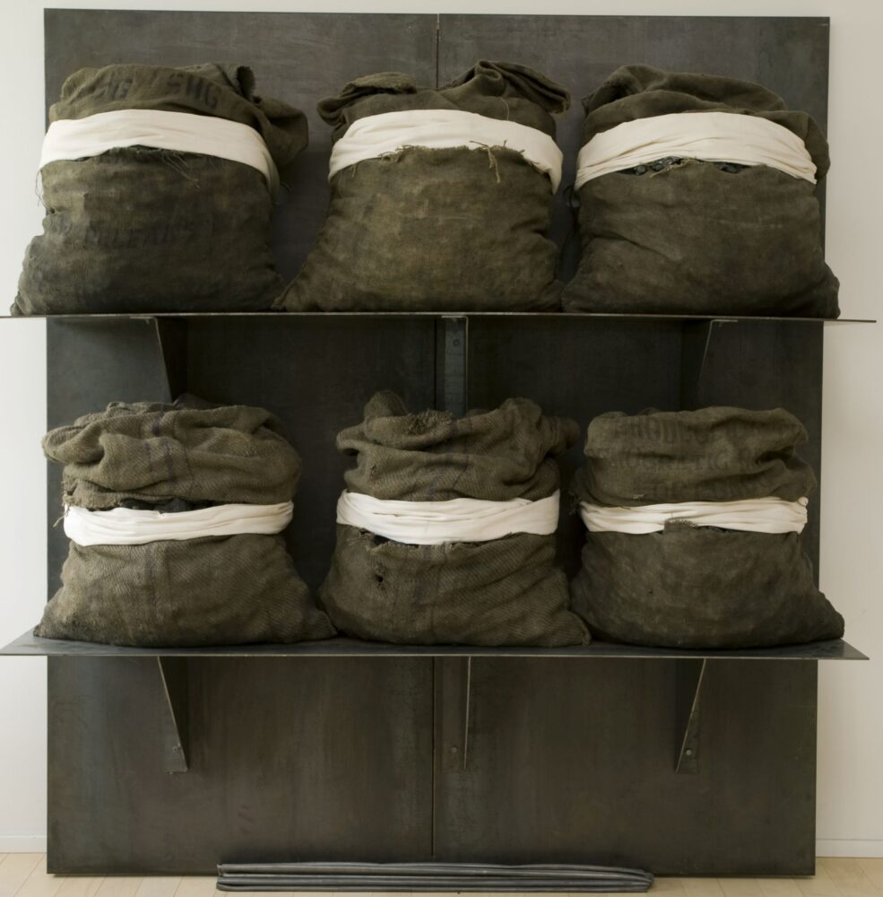 Jannis Kounellis, Senza Titolo, 2003. Lamiera, mensole, sacchi di iuta, tessuto di cotone, piombo, 200x180x10 cm. © Estate of Jannis Kounellis. By SIAE 2025