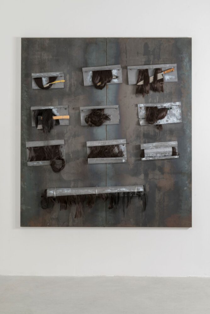Jannis Kounellis, Senza titolo, 2005. Ferro, capelli, lame, 200x180x10 cm. Courtesy Estate of Jannis Kounellis and Galleria Continua