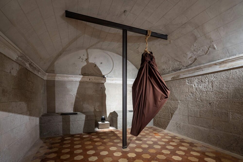 Jannis Kounellis, Senza titolo Svelamento, 2012, cripta della Chiesa di San Fedele a Milano Ph. Luca Casonato