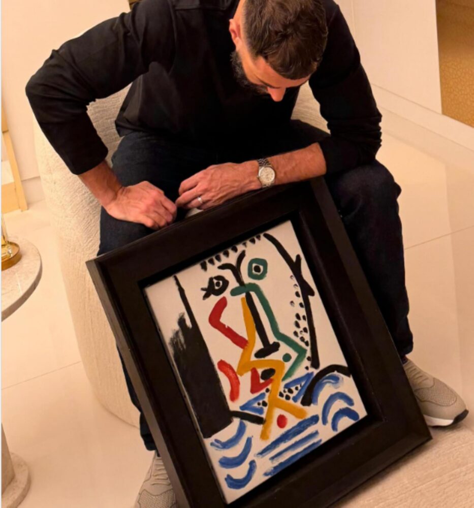 Il calciatore con il dipinto di Picasso