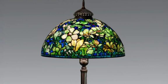 La Magnolia floor lamp di Tiffany Studios da record (particolare)