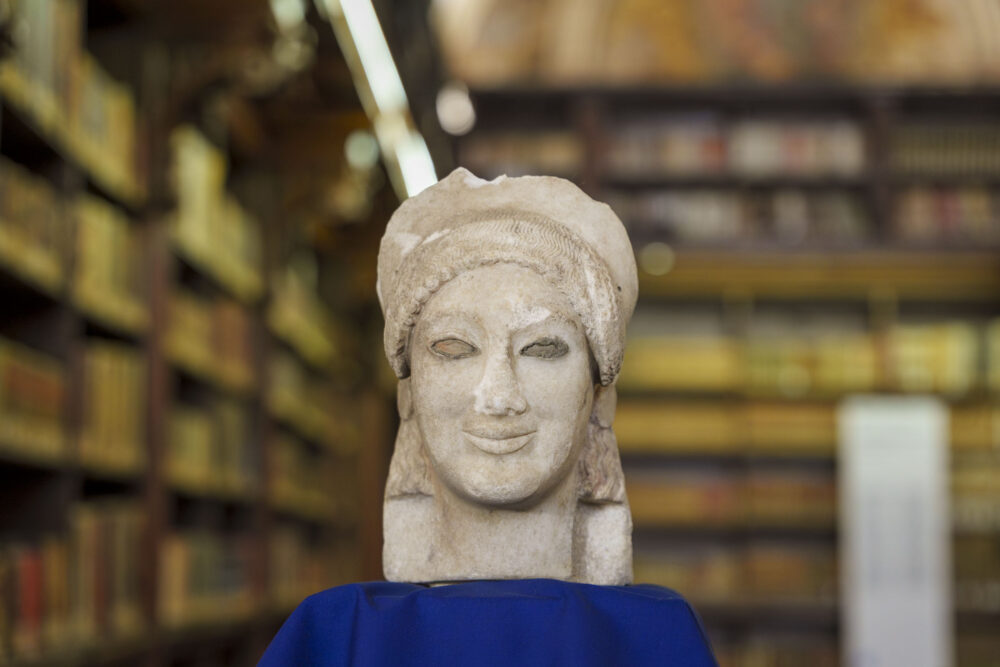 La testa in marmo greco raffigurante una Kore ritrovata a Vulci