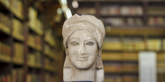 La testa in marmo greco raffigurante una Kore ritrovata a Vulci