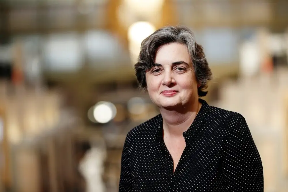 Laurence des Cars? Si dimetta dal vertice del Louvre