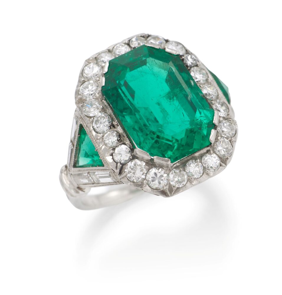 Lotto 162 Anello in platino con smeraldo e diamanti, smeraldo a taglio ottagonale, diamanti a taglio antico, Peso ca. 6,3 g, aggiudicazione € 88.900