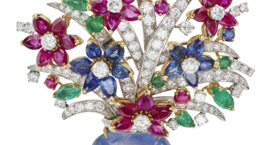 Lotto 605 Bulgari, Spilla a vaso fiorito in oro giallo e platino con diamanti per complessivi ct. 4,80 circa, smeraldi, zaffiri e rubini, zaffiro cabochon di ct. 20,00 circa, Venduto € 126.000 Courtesy Il Ponte Casa d'Aste