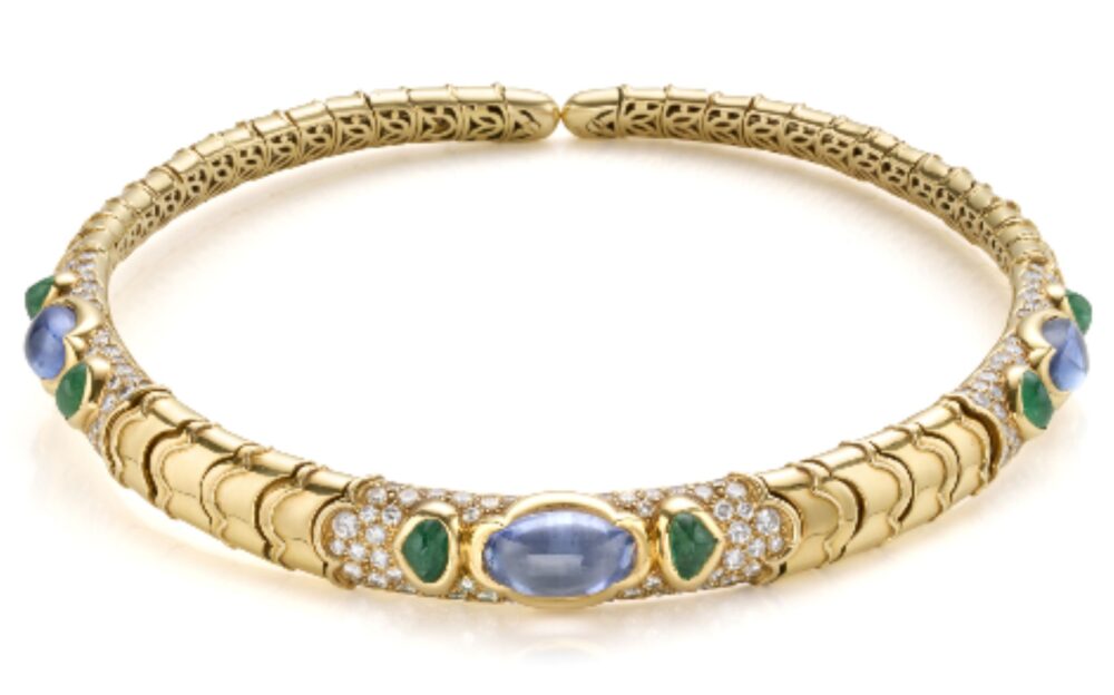 Lotto 613 Marina B, Choker rigido Onde in oro giallo con diamanti tondi per complessivi a. 4,60 circa, zaffiri e smeraldi cabochon, Venduto € 88.200 Courtesy Il Ponte Casa d'Aste