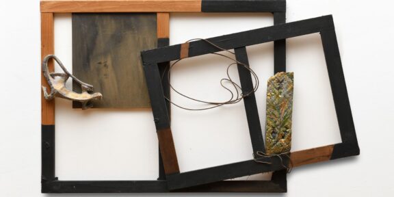 Maria Lai, Telaio della lucertolina, legno, terracotta, filo di ottone, vernice, china e oro zecchino, 70 × 116 cm