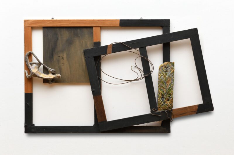 Maria Lai, Telaio della lucertolina, legno, terracotta, filo di ottone, vernice, china e oro zecchino, 70 × 116 cm